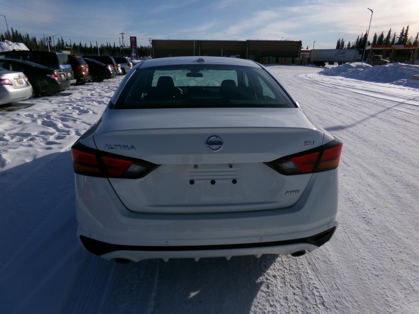 2022 White /Black Nissan Altima 2.5 SV AWD (1N4BL4DW4NN) with an 2.5L L4 DOHC 16V engine, CVT transmission, located at 2630 Philips Field Rd., Fairbanks, AK, 99709, (907) 458-0593, 64.848068, -147.780609 - Photo#3